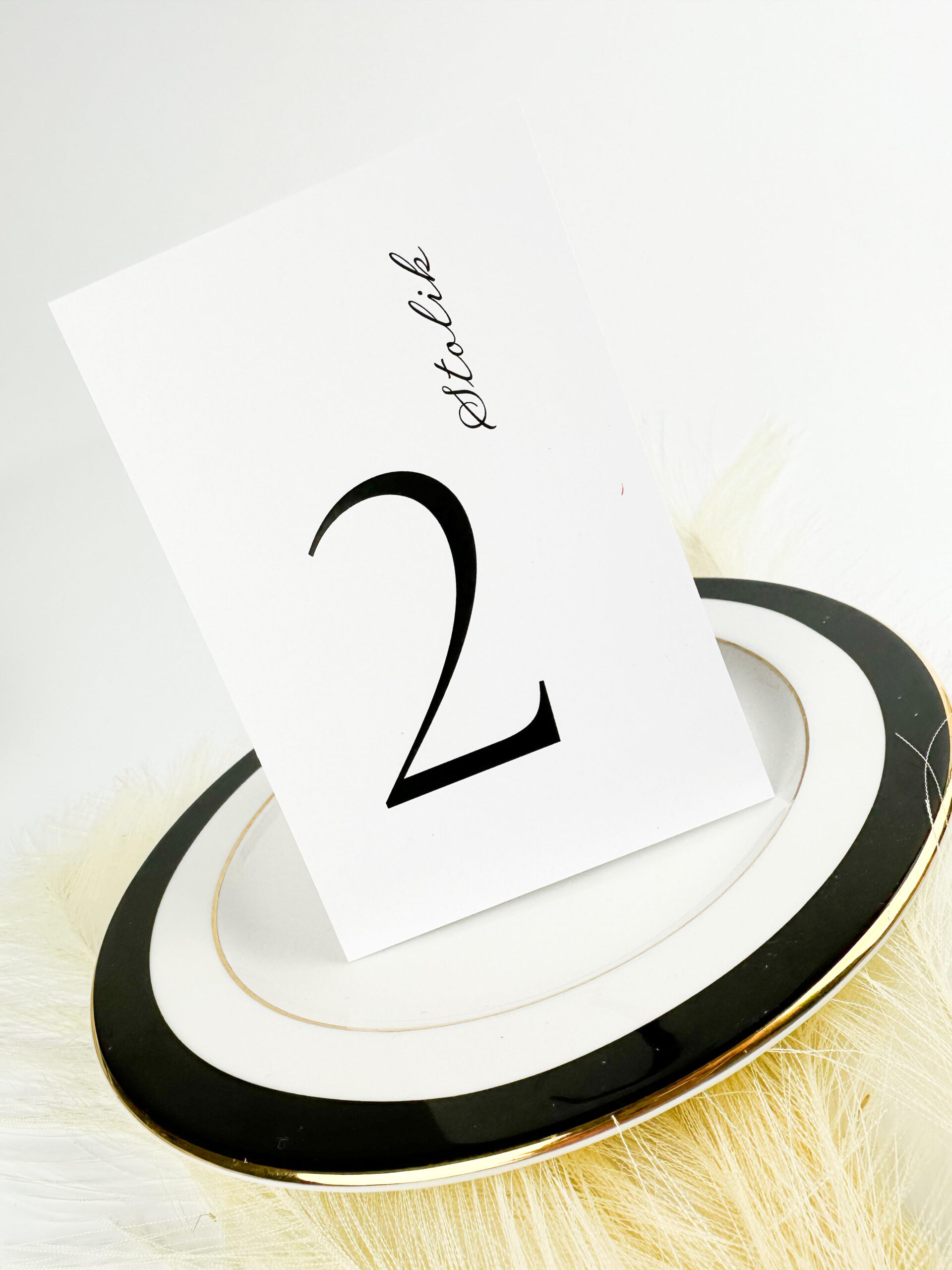 Minimalistyczny numer stołu, elegancki numer stołu